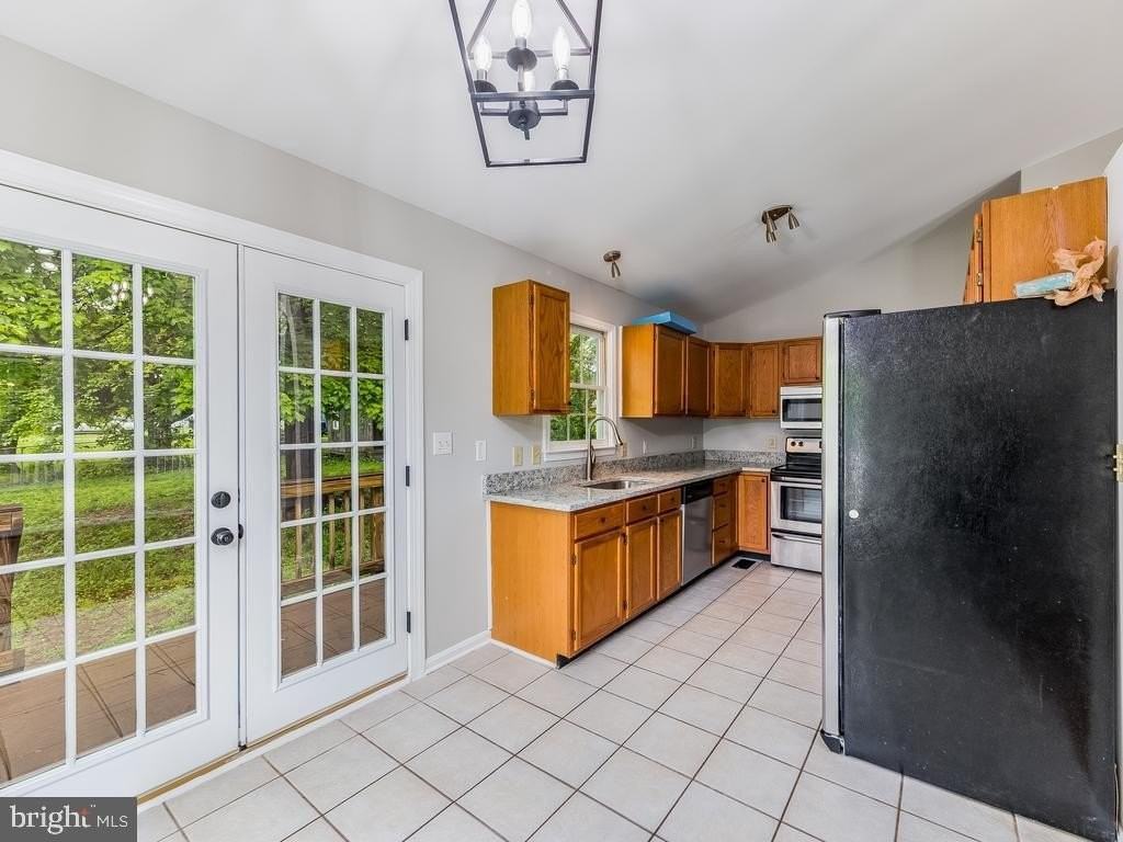 11802 Oakdale Ct - Photo 3 of 25