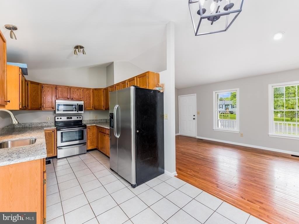 11802 Oakdale Ct - Photo 4 of 25