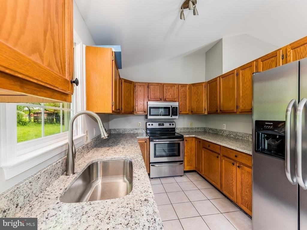 11802 Oakdale Ct - Photo 5 of 25