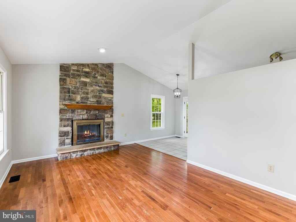 11802 Oakdale Ct - Photo 7 of 25
