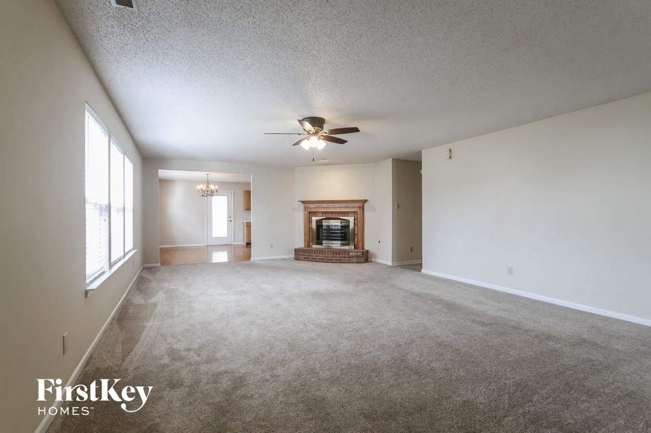 9192 Huntleigh Cir - Photo 2 of 15