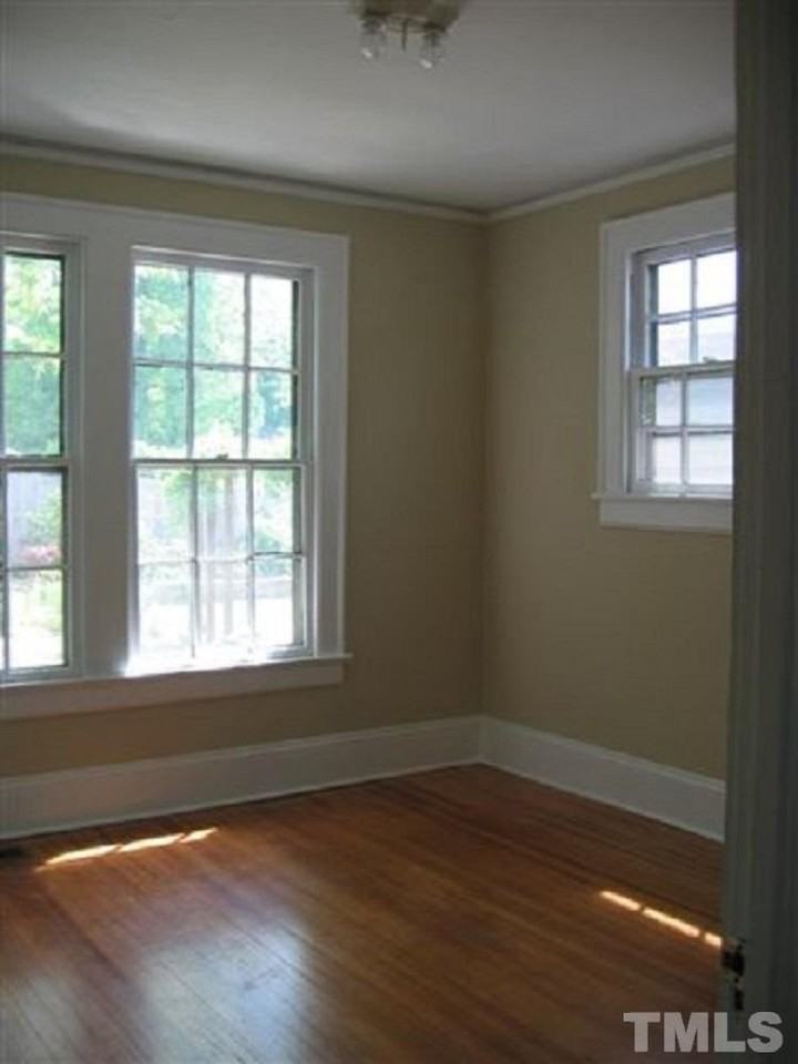 208 E Franklin St - Photo 3 of 12