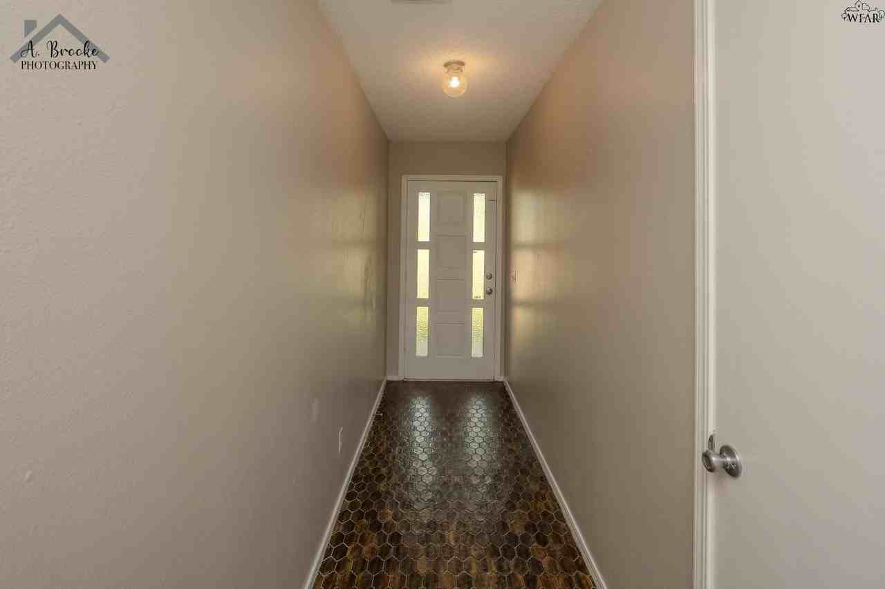 1118 Crescent Ln - Photo 4 of 33