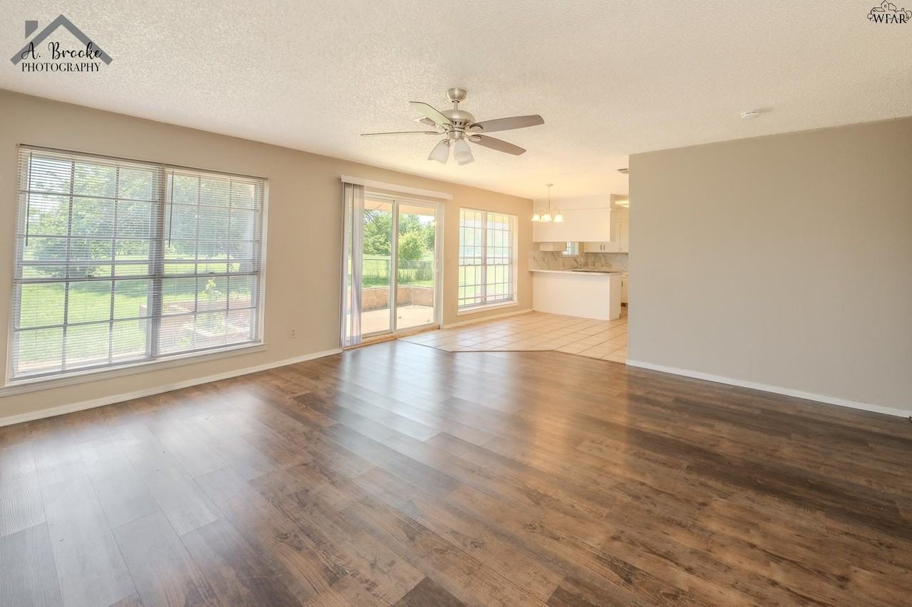 1118 Crescent Ln - Photo 7 of 33