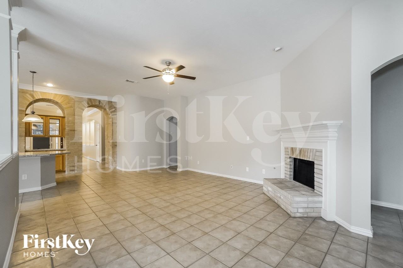 16042 Belleshire Ln - Photo 2 of 19