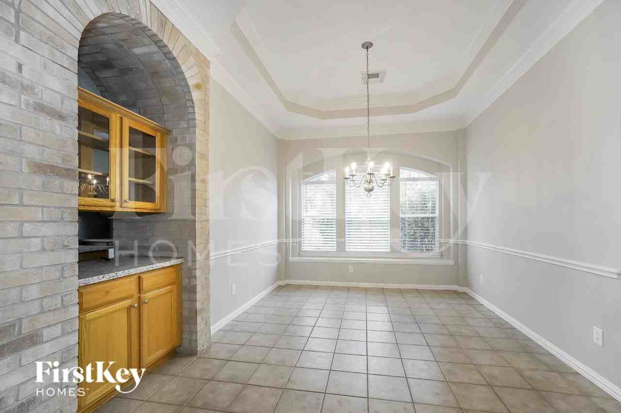 16042 Belleshire Ln - Photo 4 of 19
