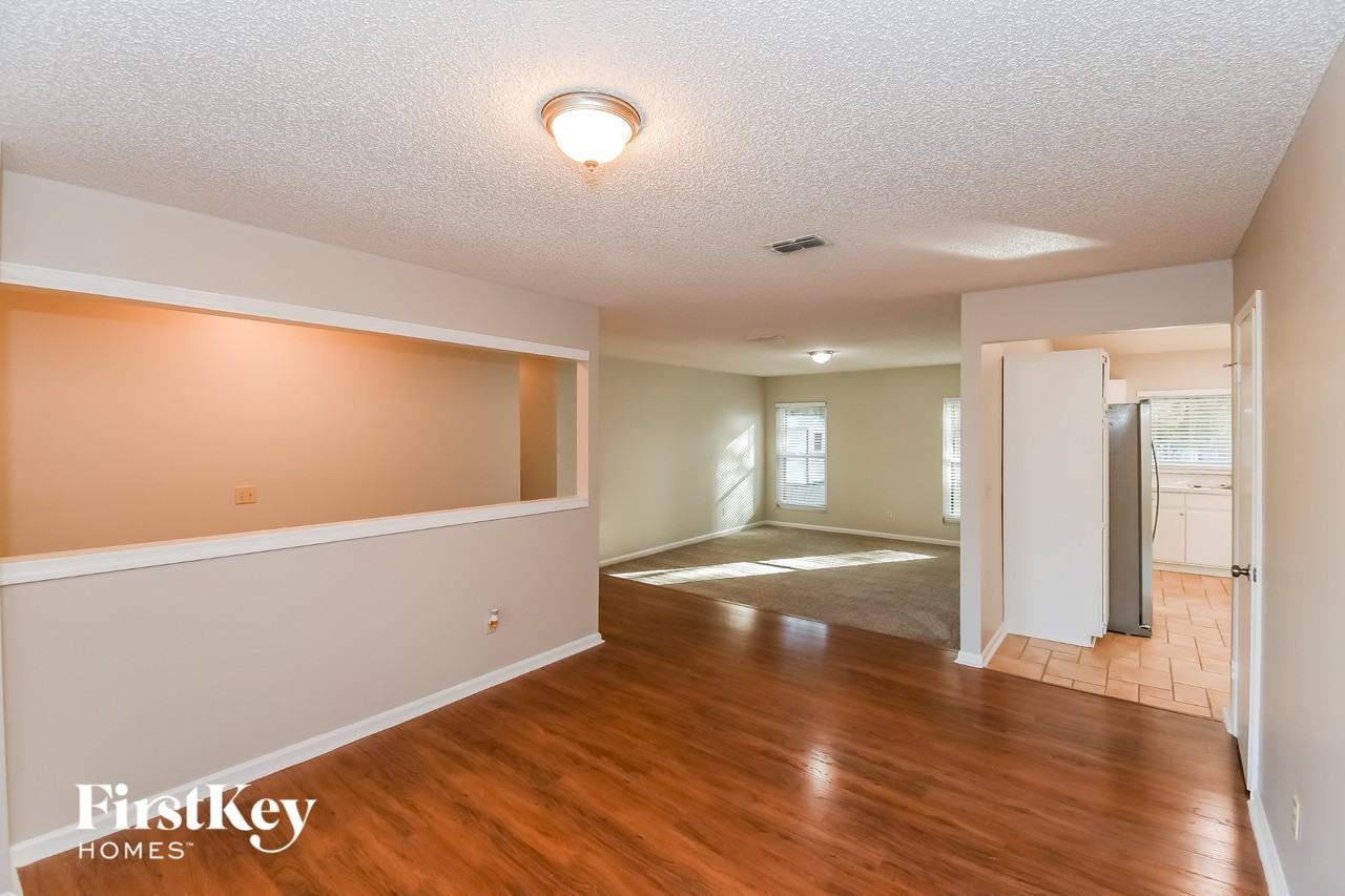 9586 Villiers Dr S - Photo 4 of 15