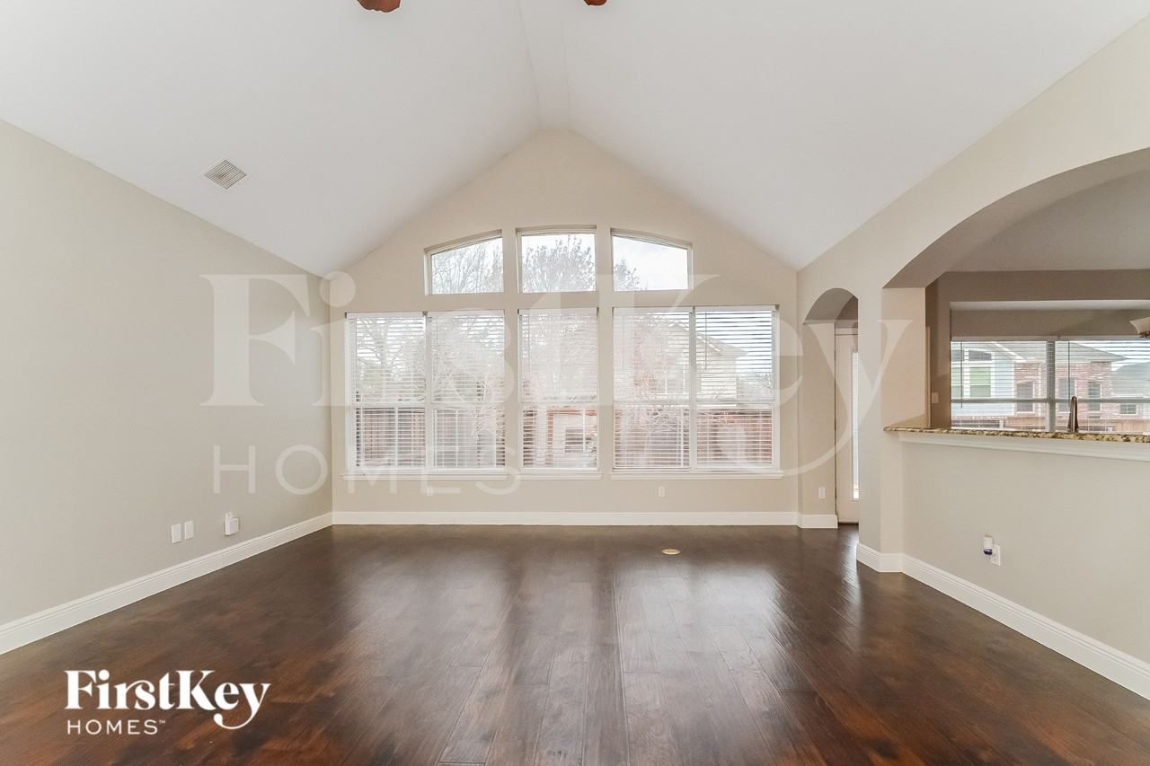 3921 Cloudcrest Dr - Photo 4 of 16