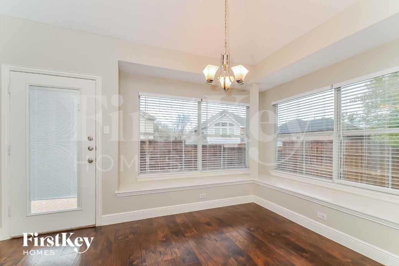 3921 Cloudcrest Dr - Photo 5 of 16