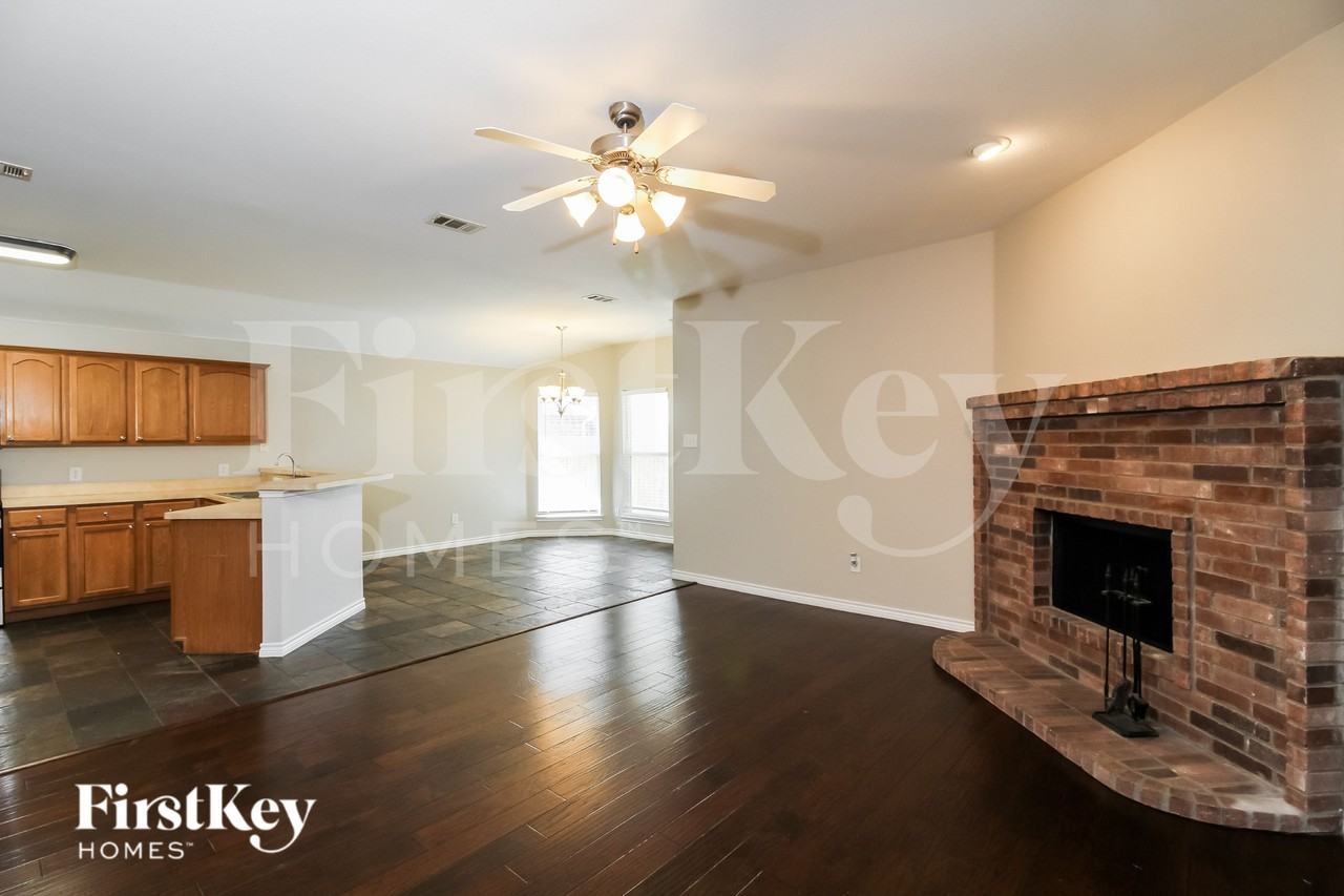 204 Pagoda Dr - Photo 3 of 15