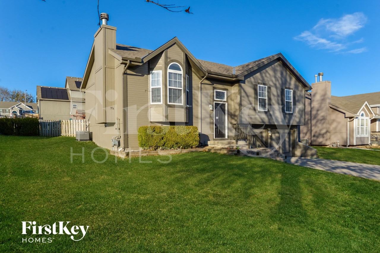 8810 Ne 116th St - Photo 2 of 15