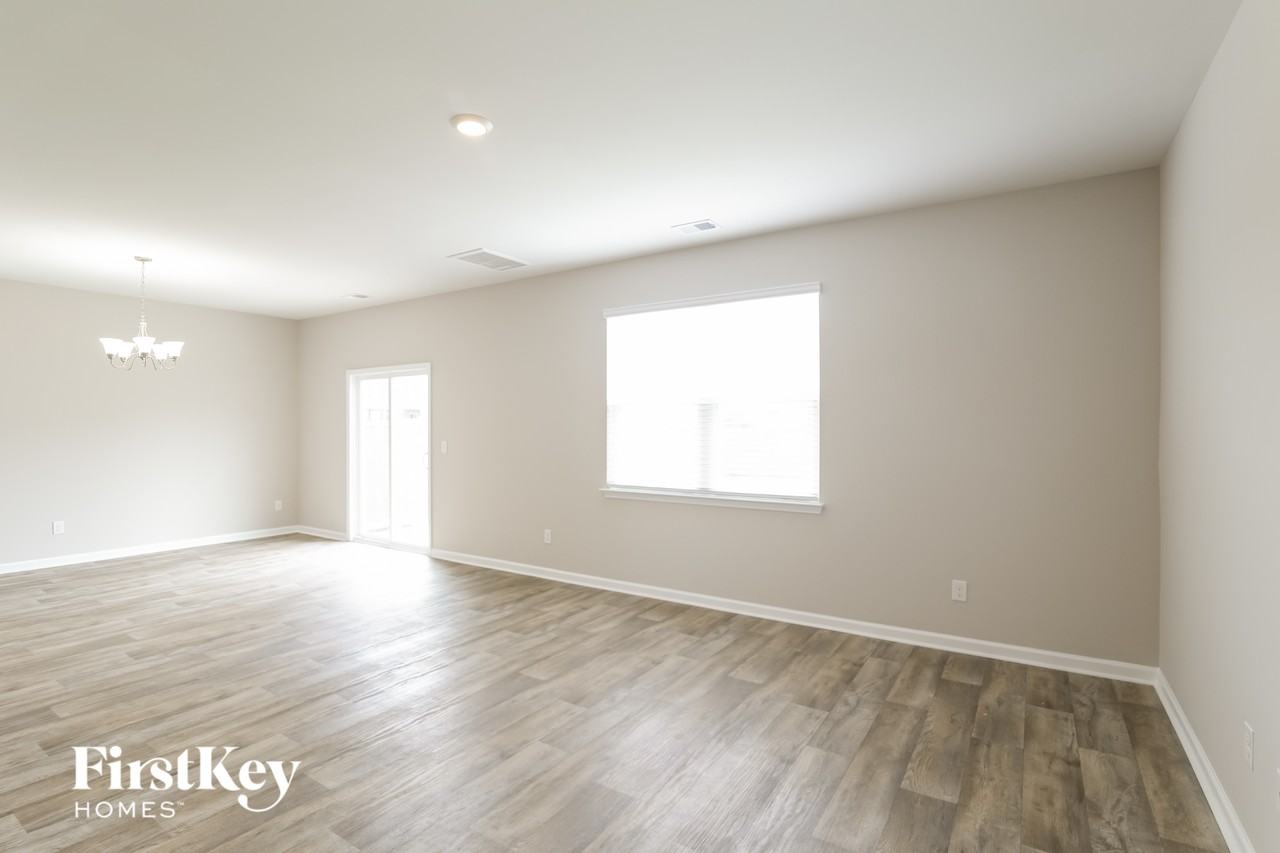 9733 Roseberry St - Photo 3 of 15