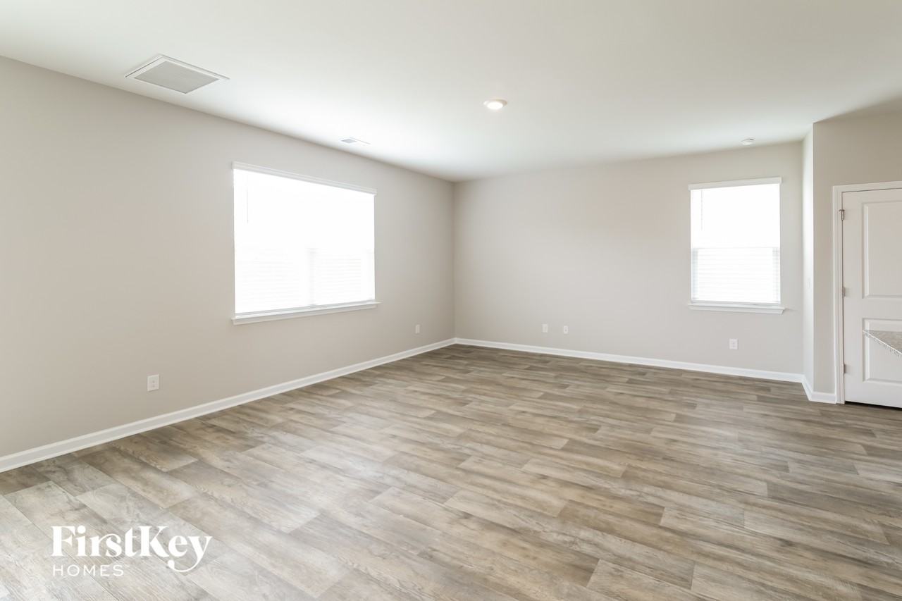 9733 Roseberry St - Photo 4 of 15
