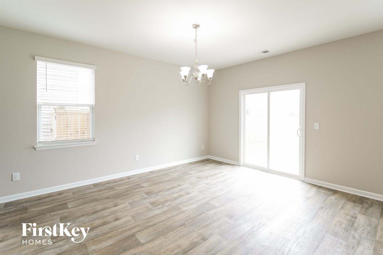9733 Roseberry St - Photo 5 of 15