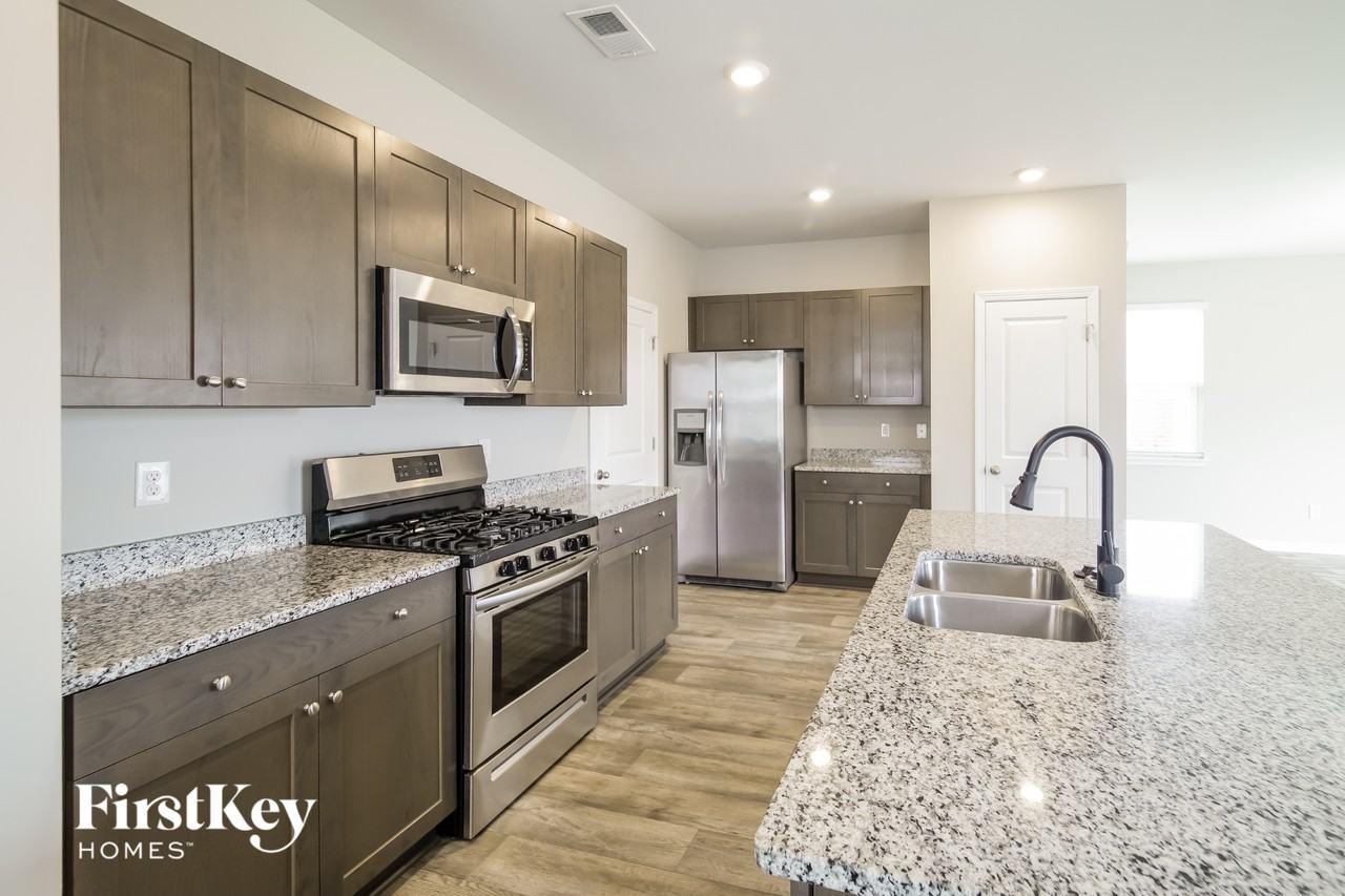 9733 Roseberry St - Photo 6 of 15
