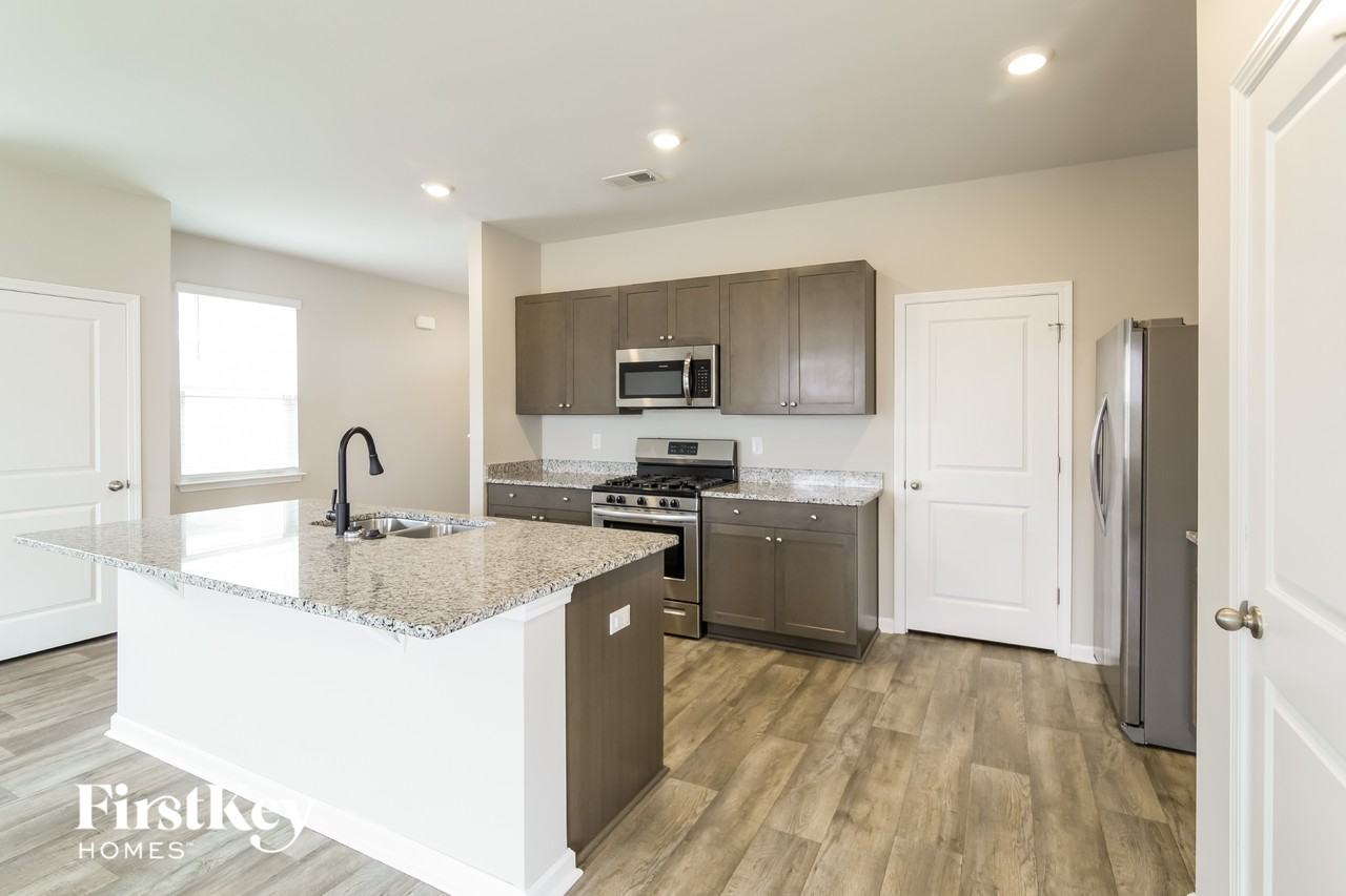9733 Roseberry St - Photo 7 of 15