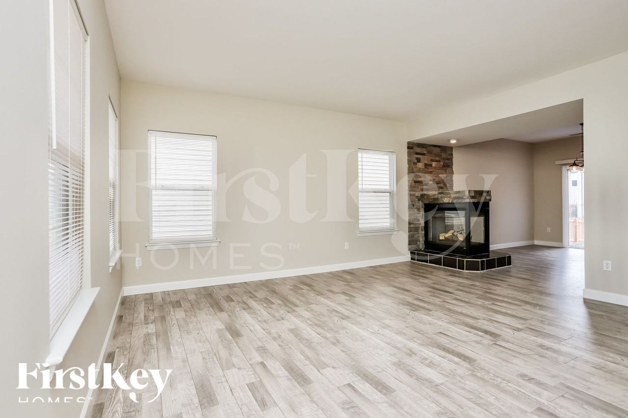 1014 Glengarry Dr - Photo 3 of 15