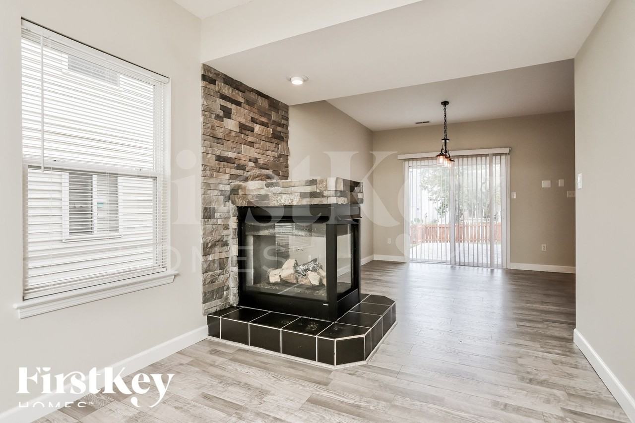 1014 Glengarry Dr - Photo 4 of 15