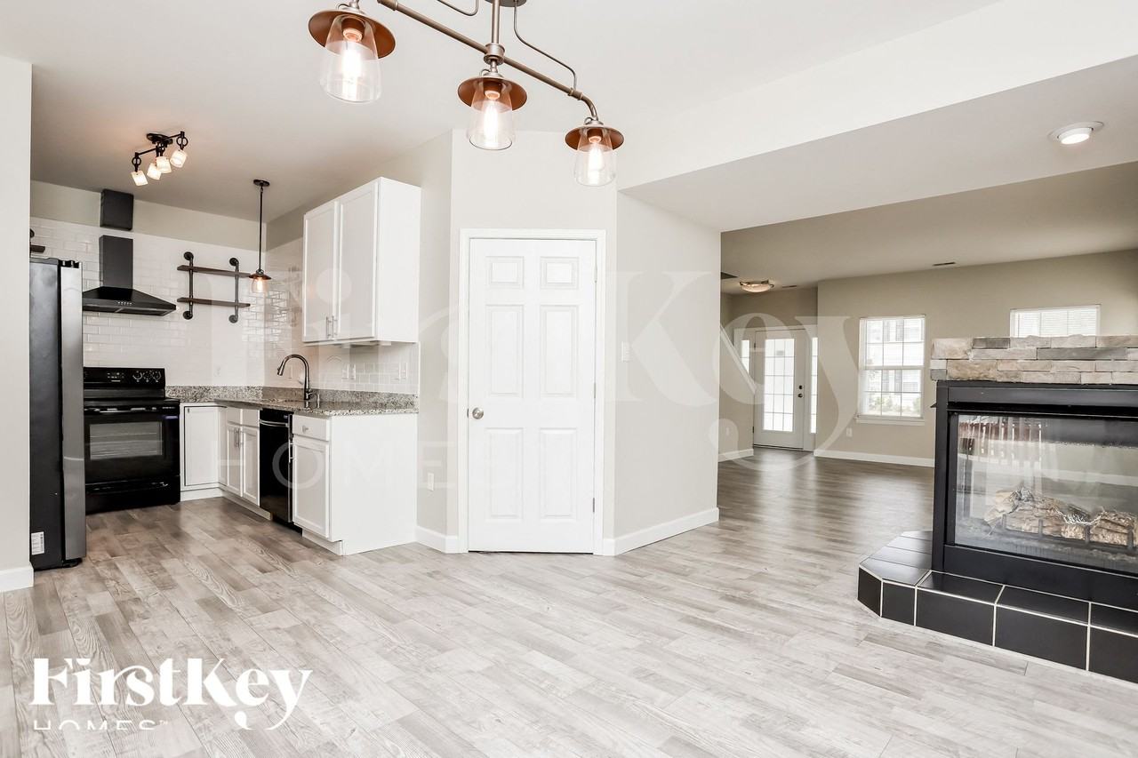1014 Glengarry Dr - Photo 5 of 15