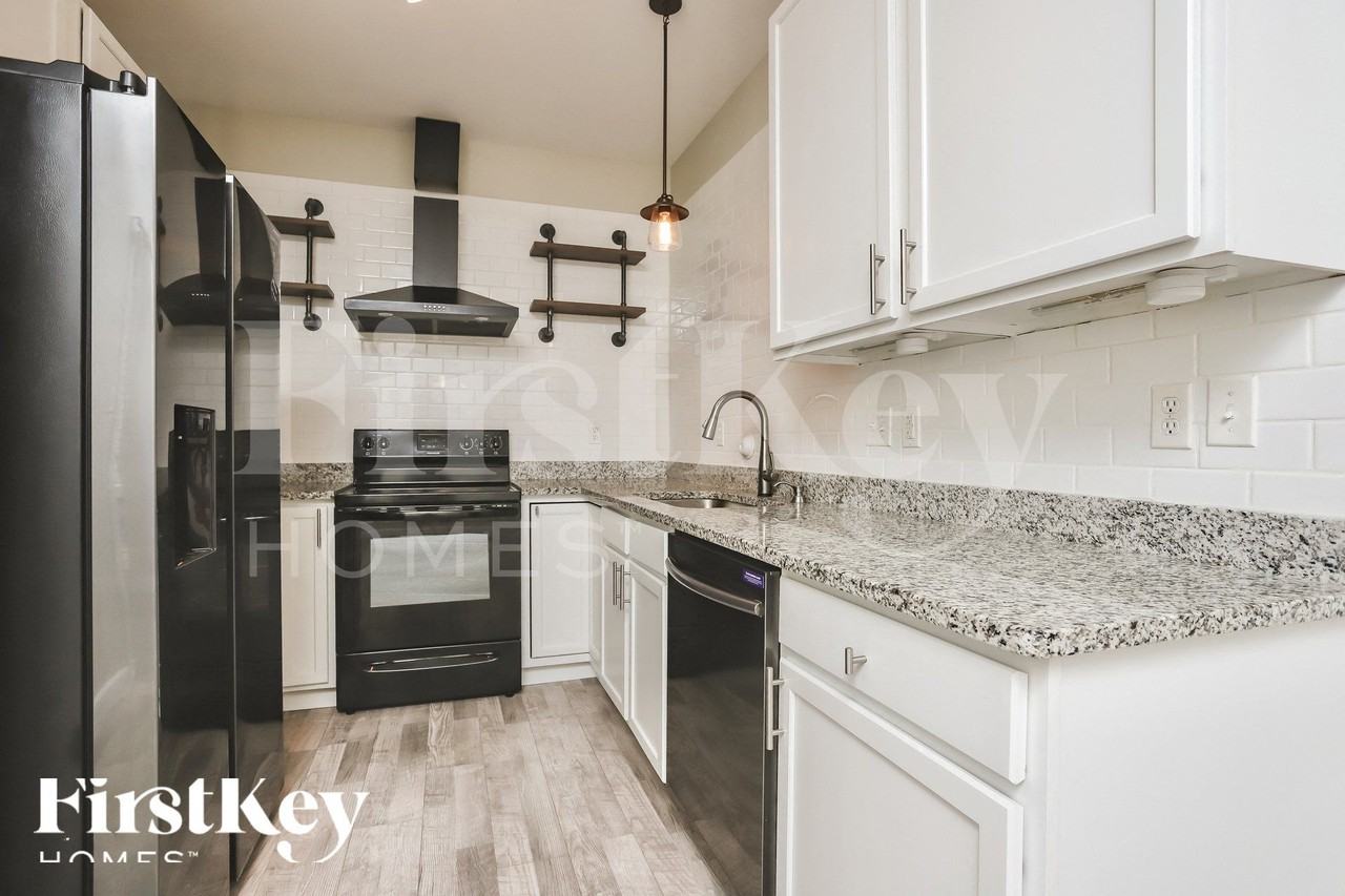 1014 Glengarry Dr - Photo 6 of 15