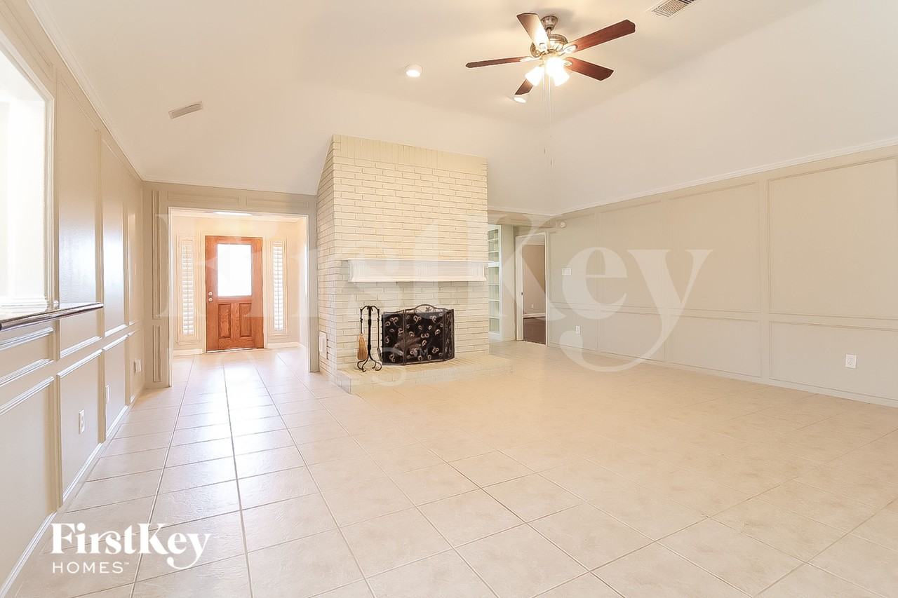 2303 Prestwick Dr - Photo 2 of 16