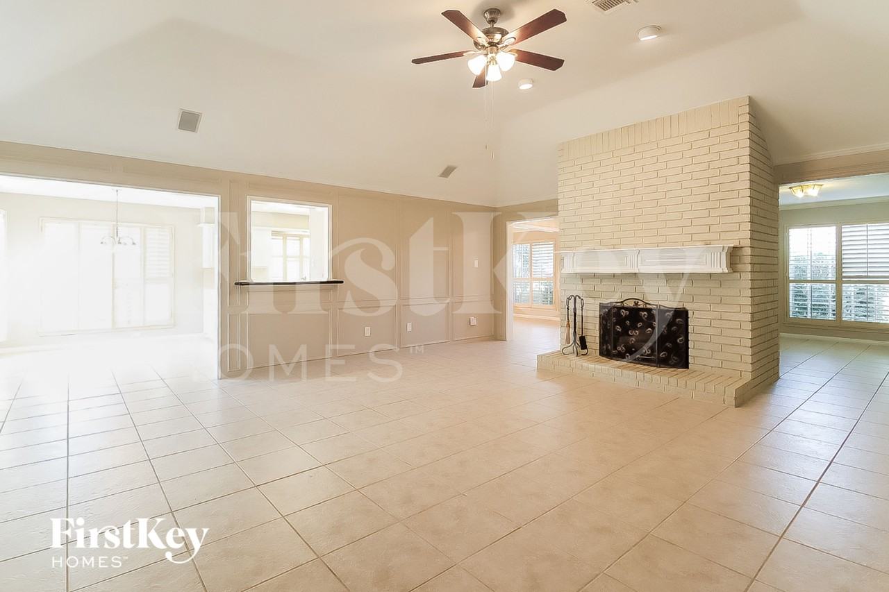 2303 Prestwick Dr - Photo 3 of 16