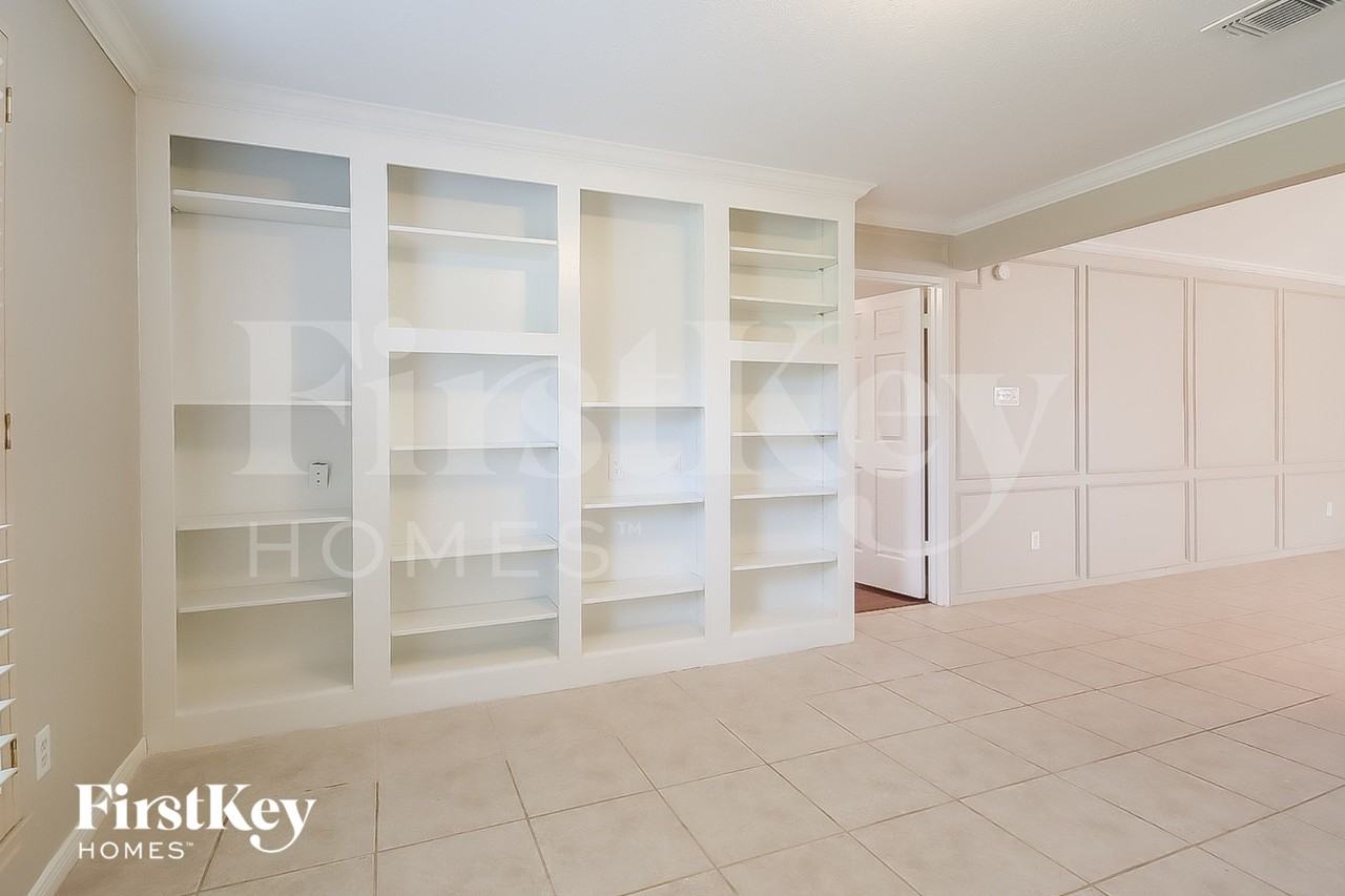 2303 Prestwick Dr - Photo 4 of 16