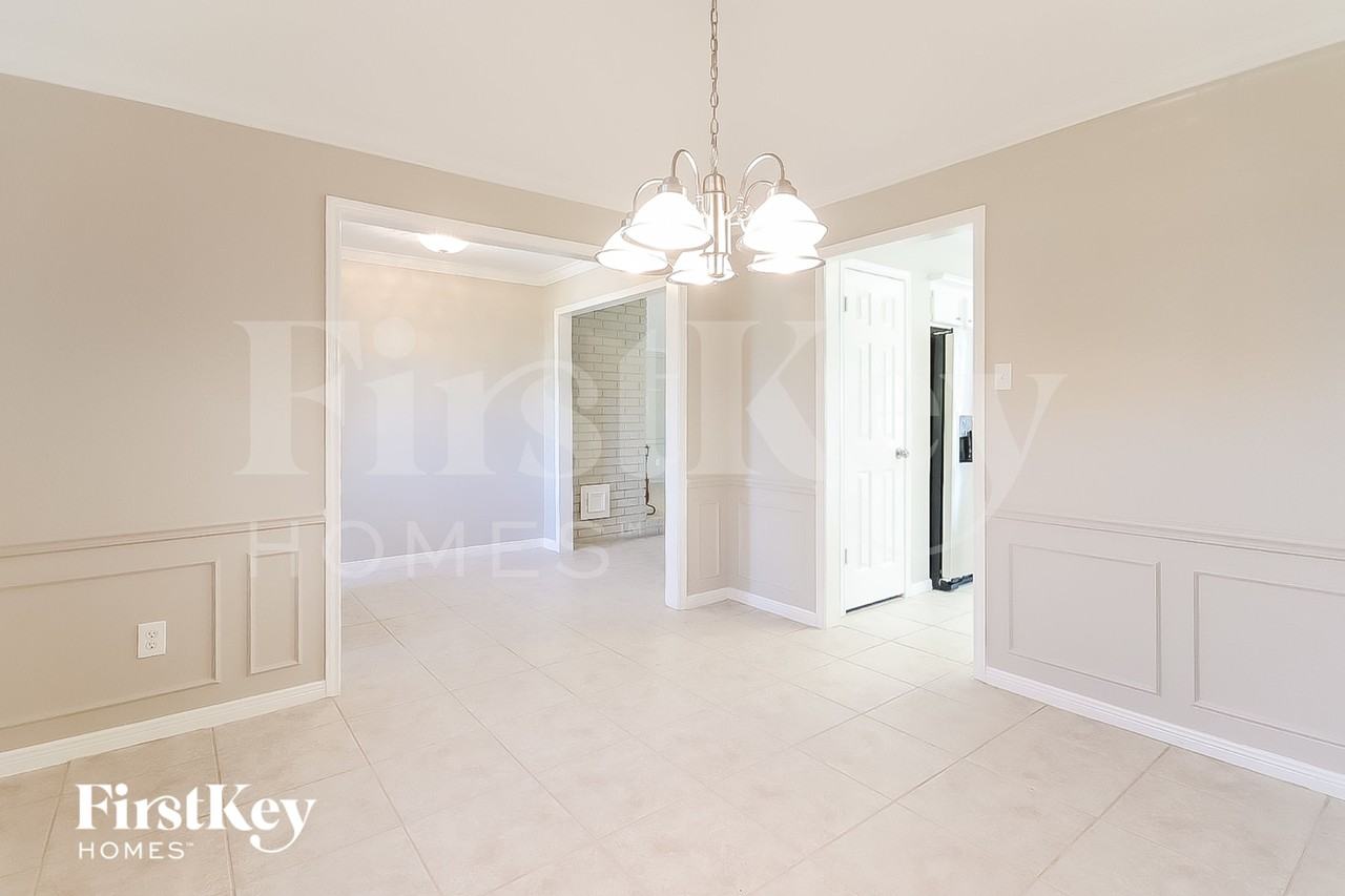 2303 Prestwick Dr - Photo 5 of 16
