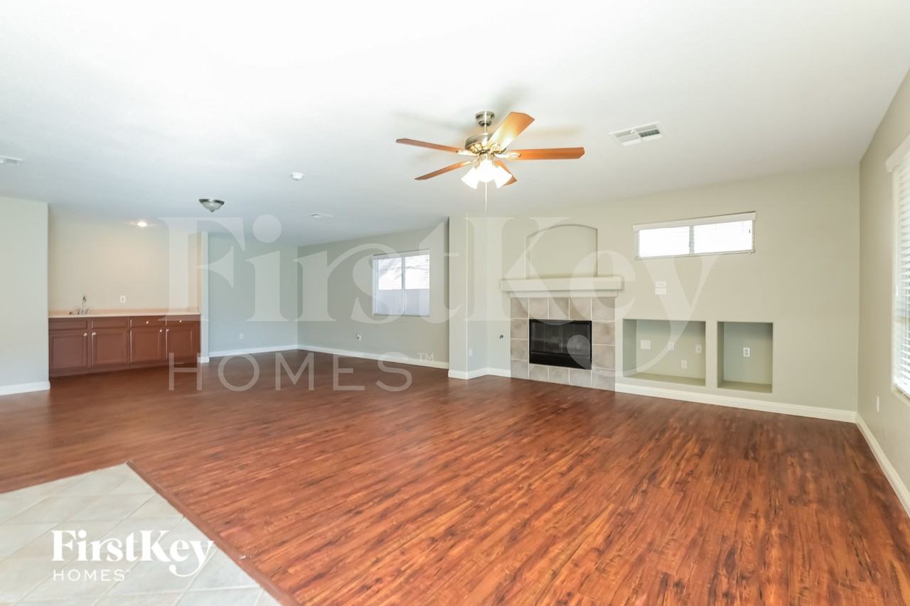 655 Corona Run Ave - Photo 4 of 15