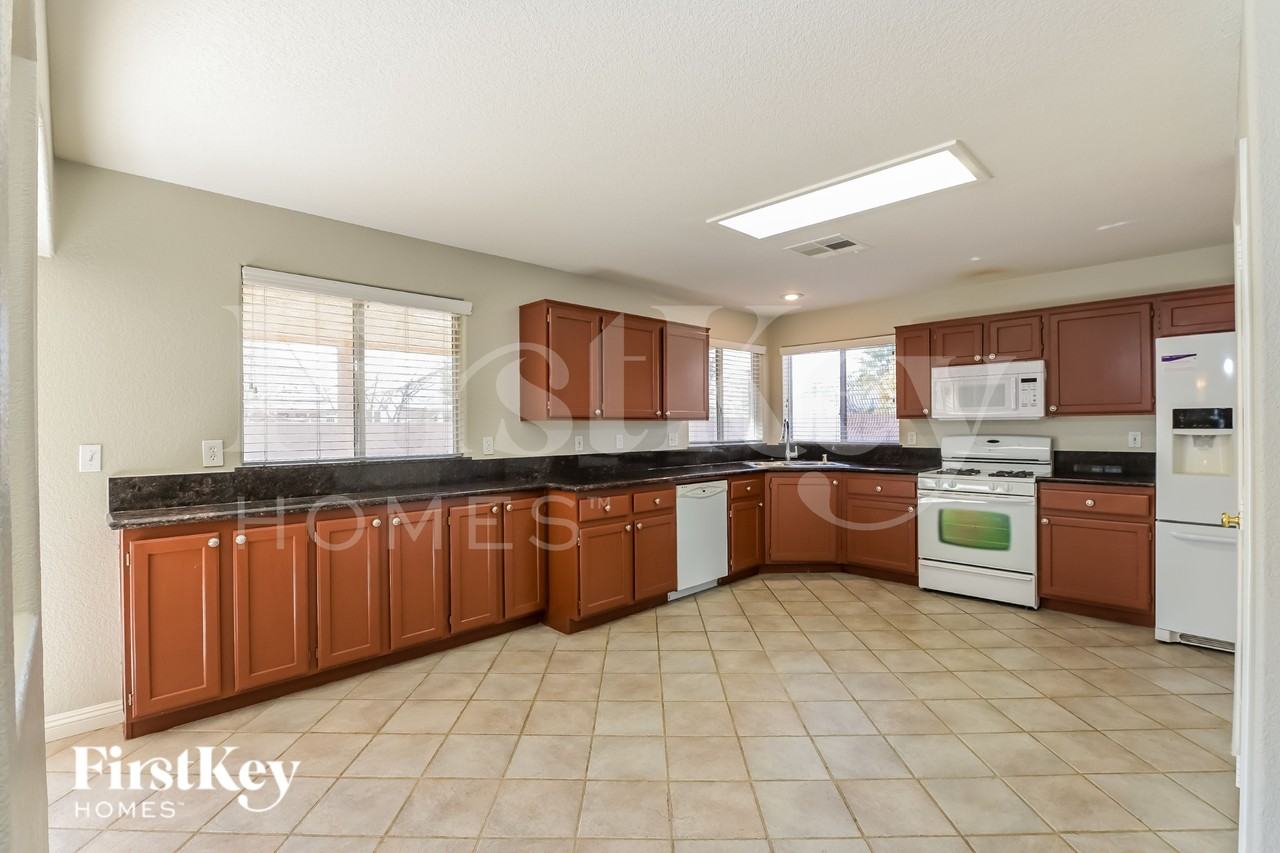 655 Corona Run Ave - Photo 7 of 15