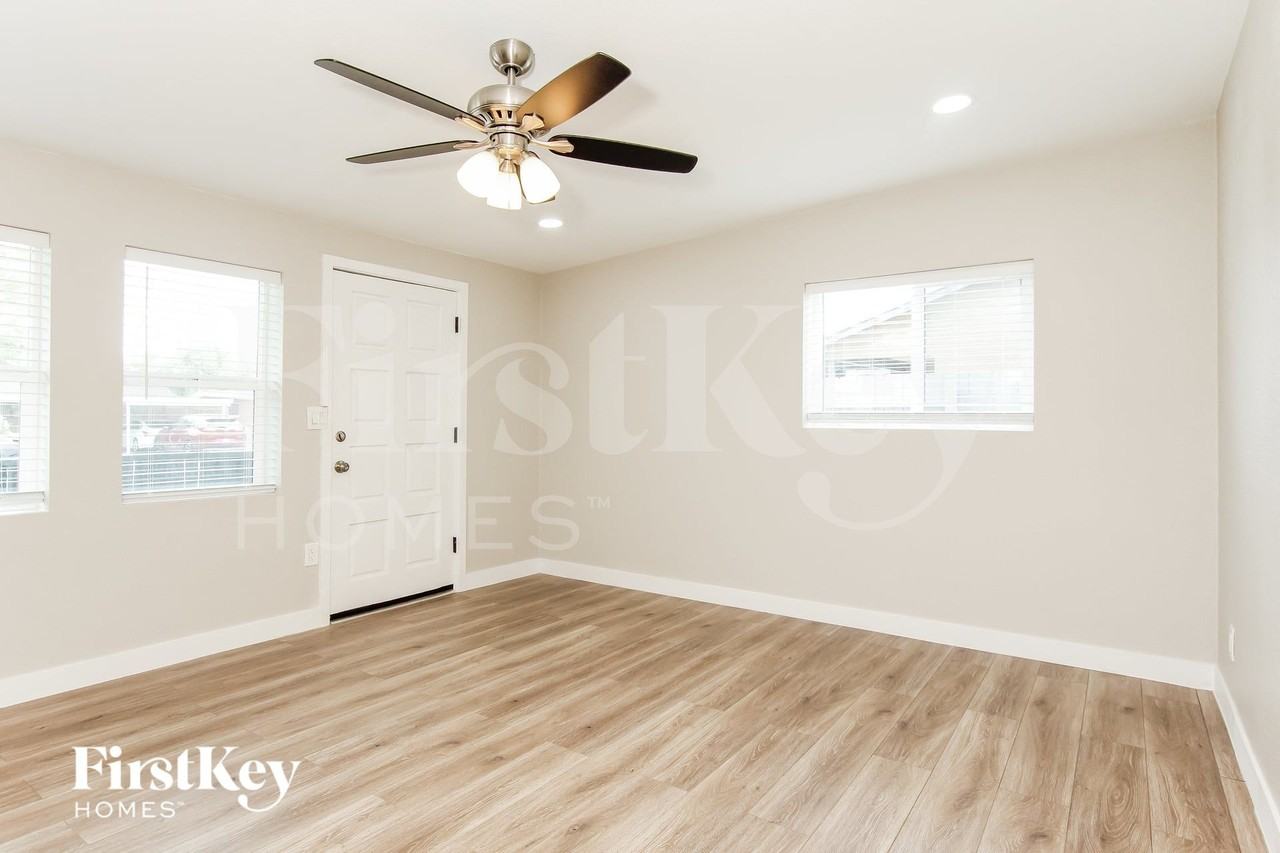 4616 N 29th Ave - Photo 4 of 15