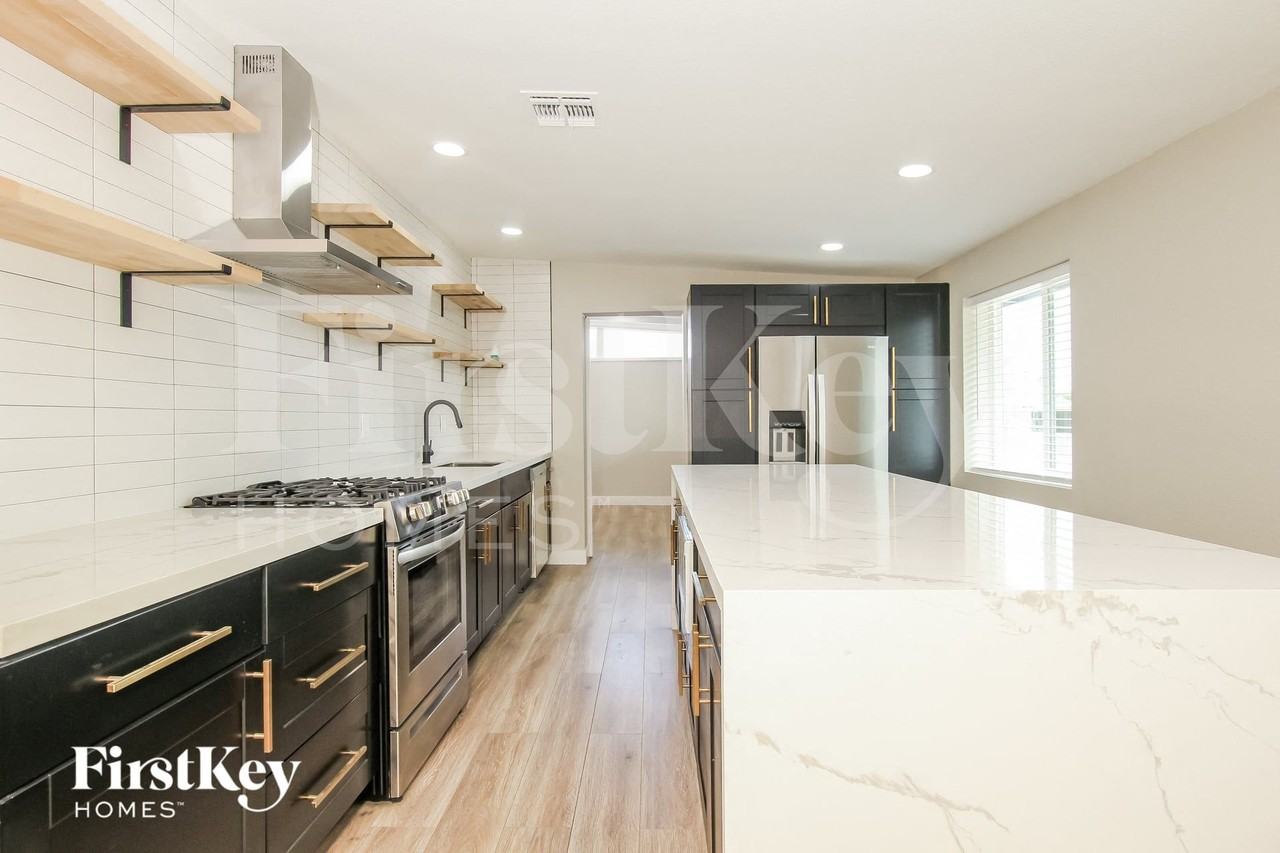 4616 N 29th Ave - Photo 6 of 15