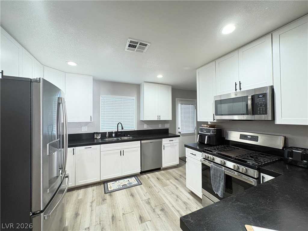 109 Ash St - Photo 5 of 9
