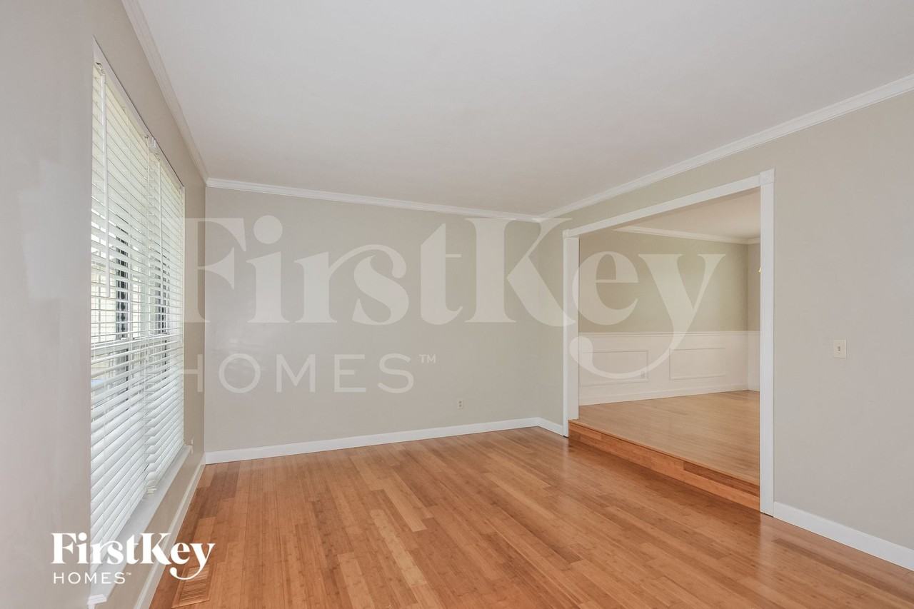 124 Royallsprings Pkwy - Photo 3 of 15