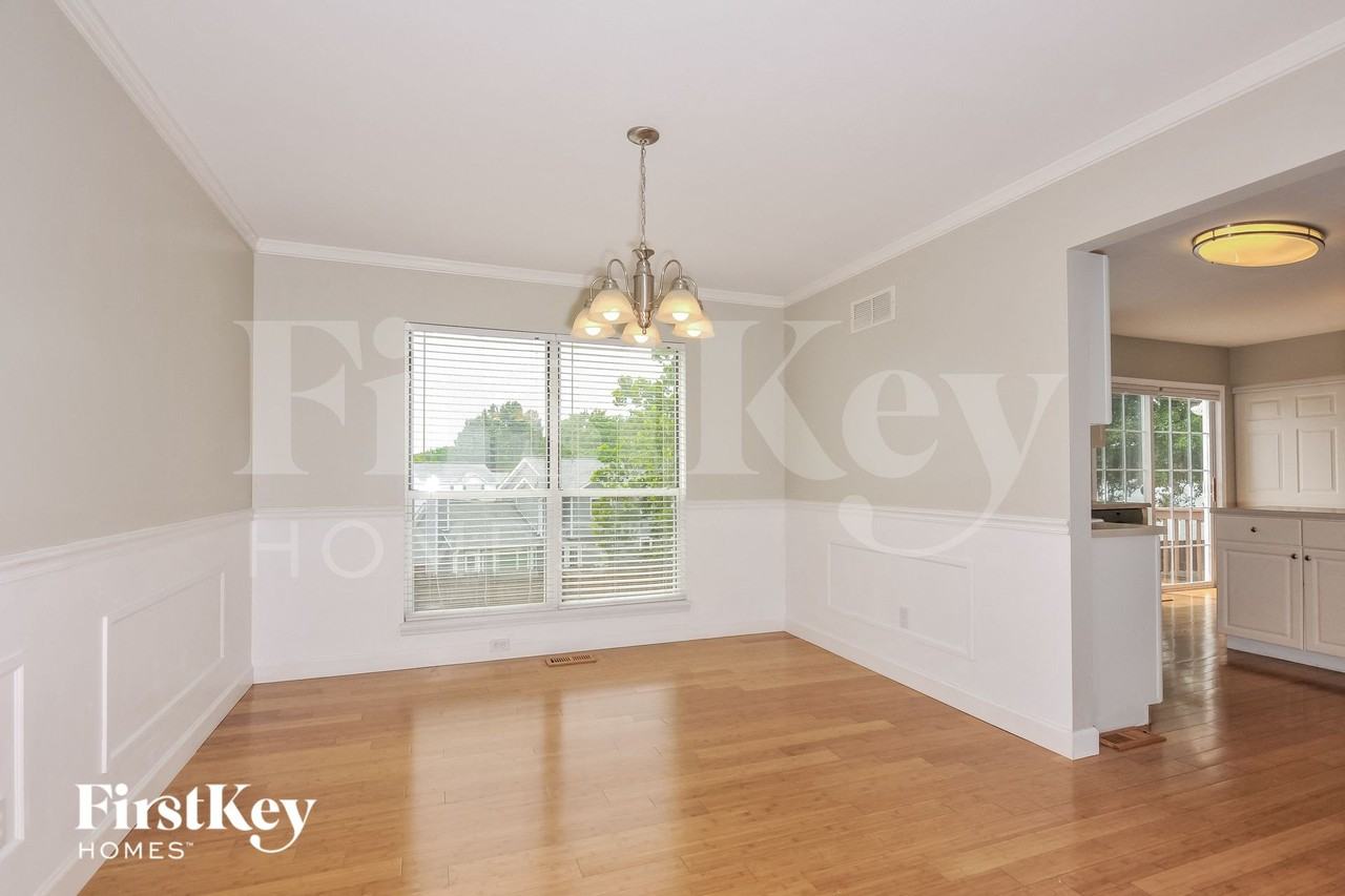 124 Royallsprings Pkwy - Photo 4 of 15
