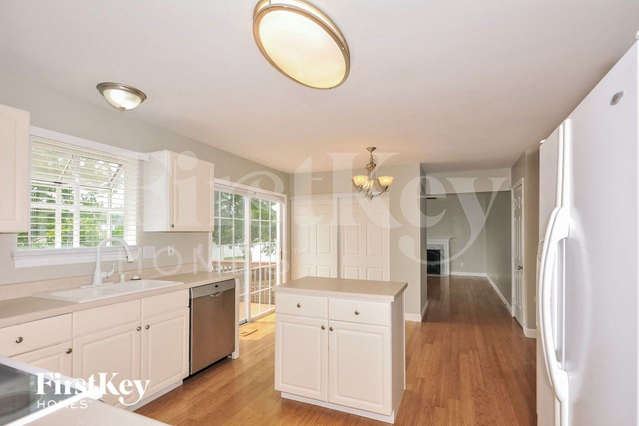 124 Royallsprings Pkwy - Photo 5 of 15