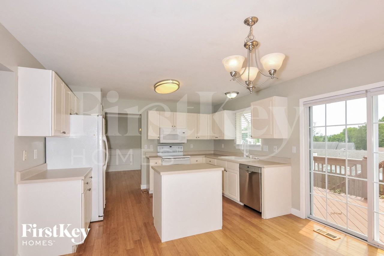124 Royallsprings Pkwy - Photo 6 of 15