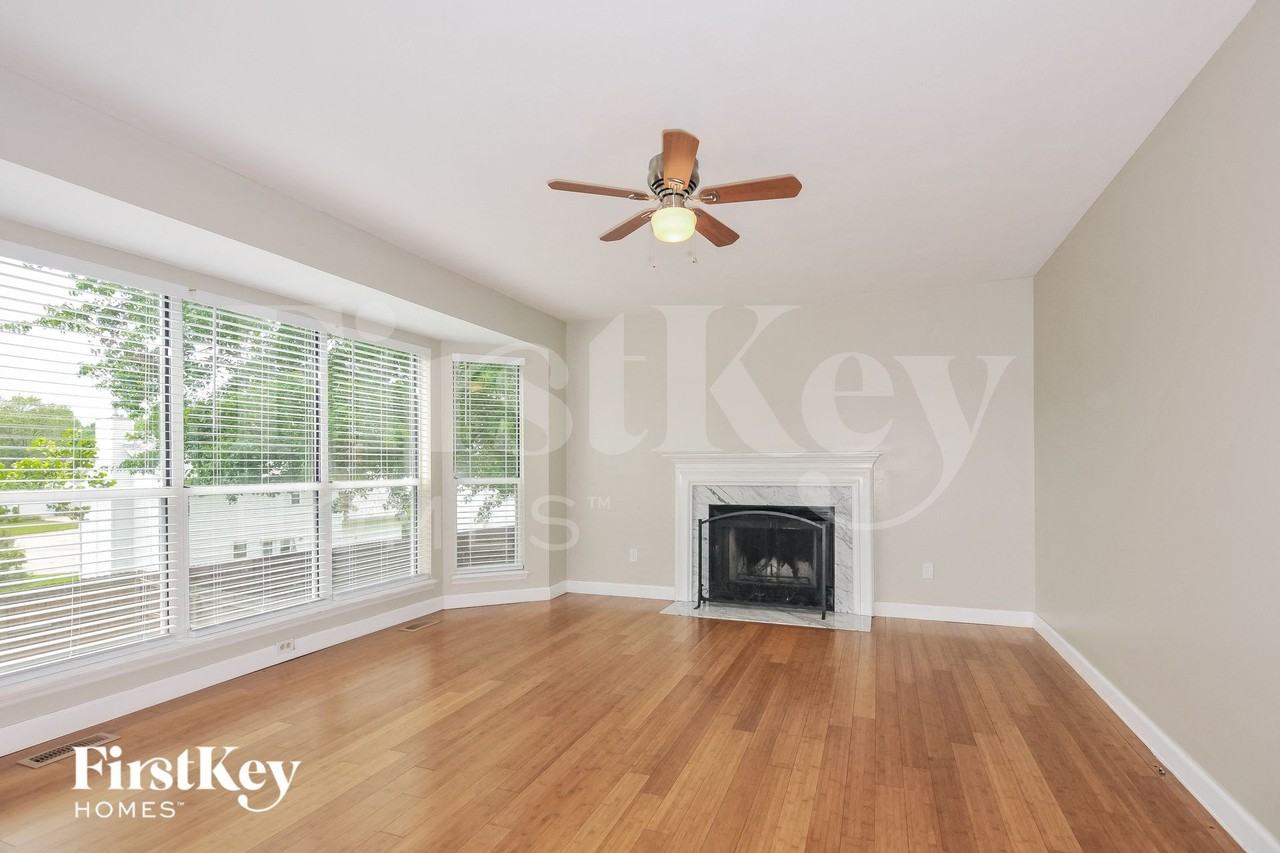 124 Royallsprings Pkwy - Photo 7 of 15