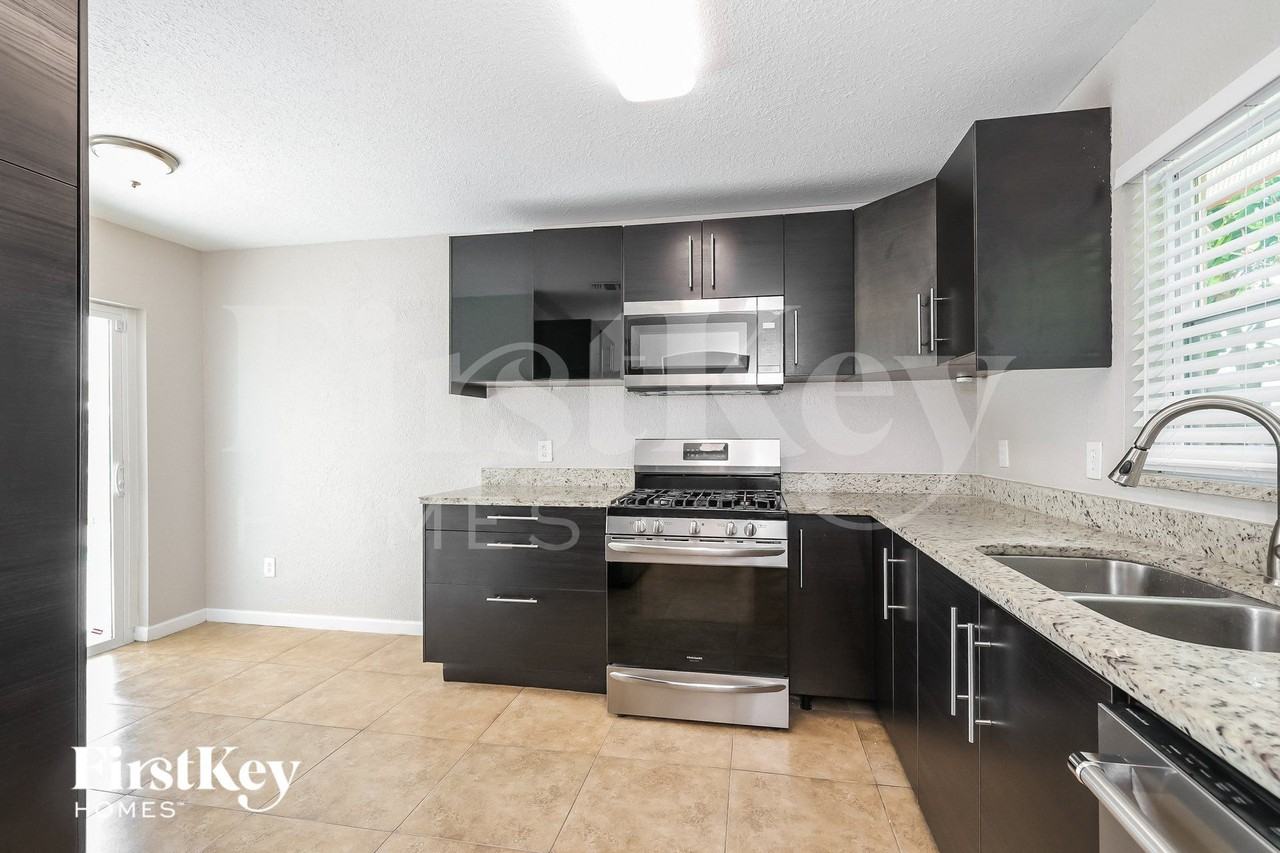 2484 Albaca Dr - Photo 7 of 15
