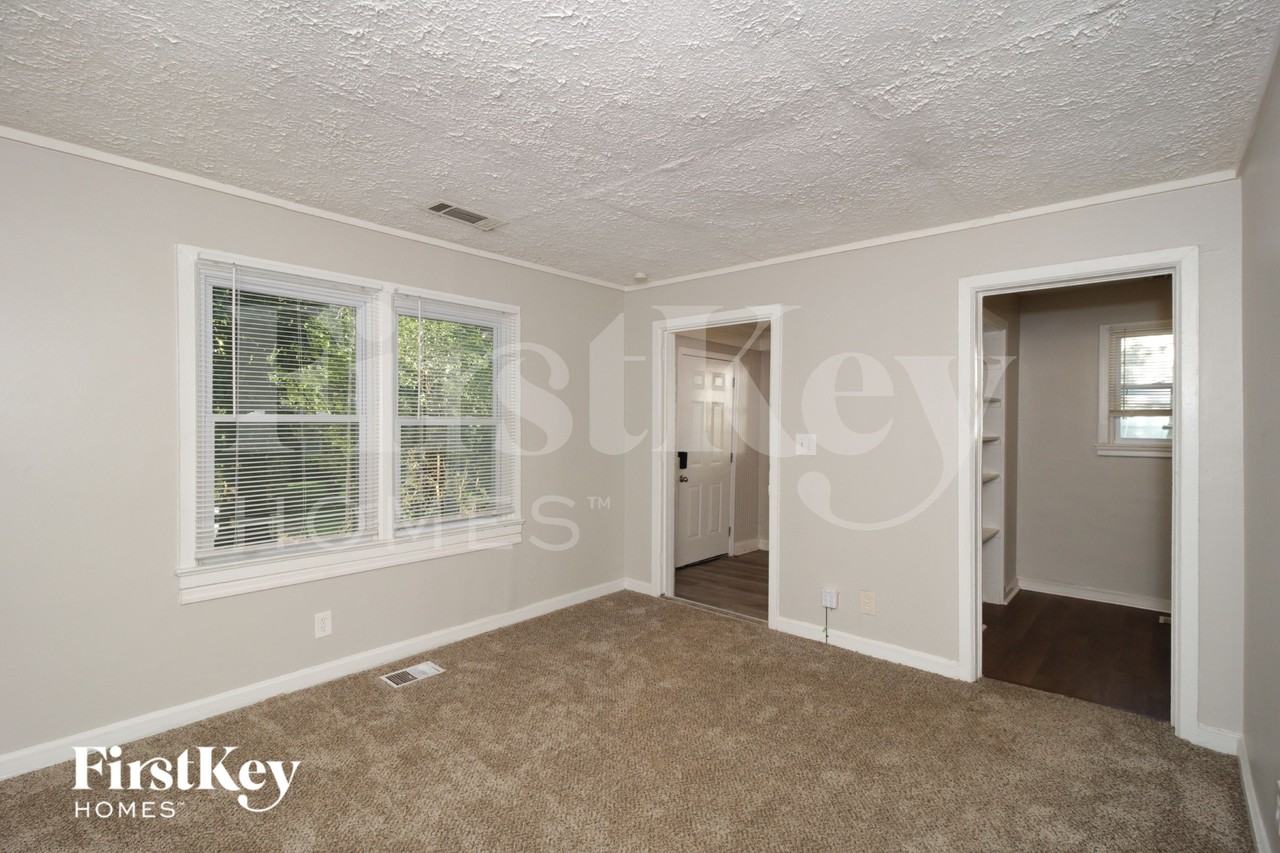 1800 Oakmont Dr Nw - Photo 3 of 15