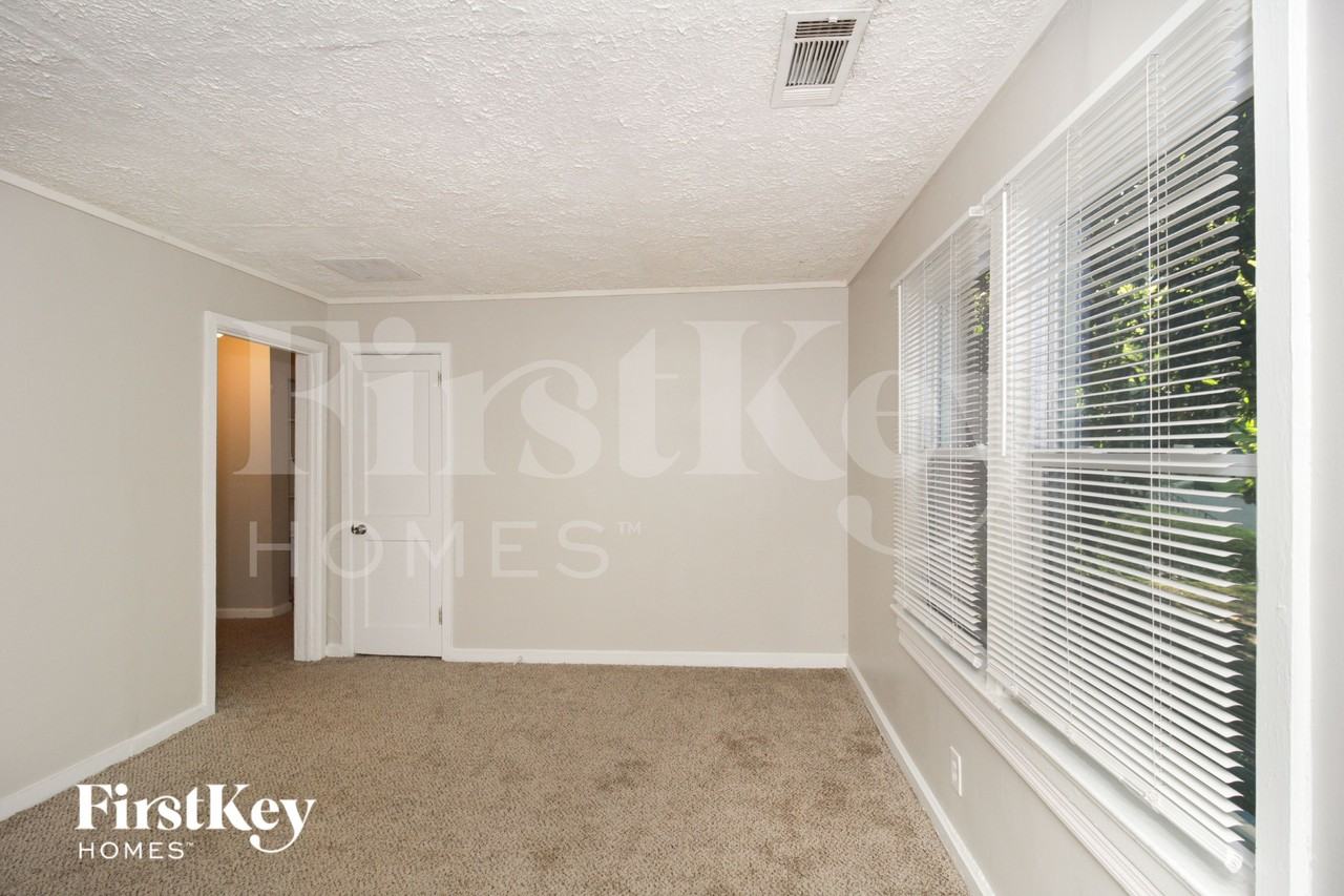 1800 Oakmont Dr Nw - Photo 4 of 15