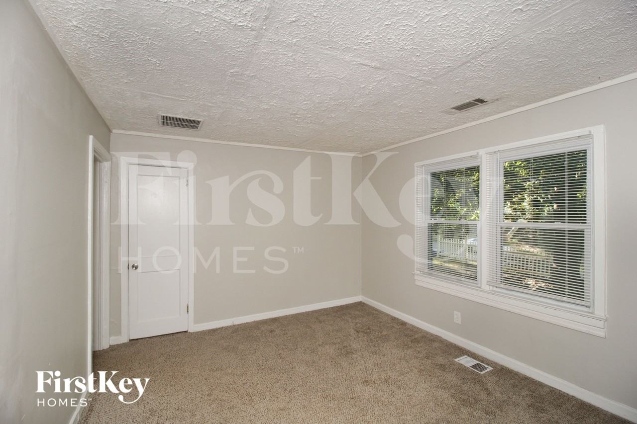 1800 Oakmont Dr Nw - Photo 5 of 15