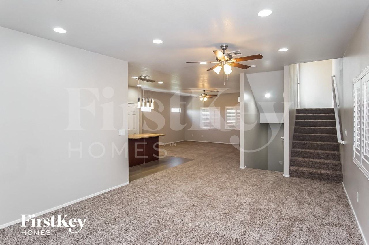 10092 Emerald Edgewater Ct - Photo 3 of 14