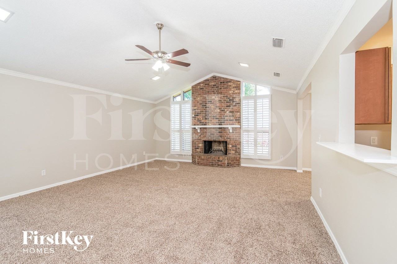 1746 Cinnamon Dr - Photo 2 of 15