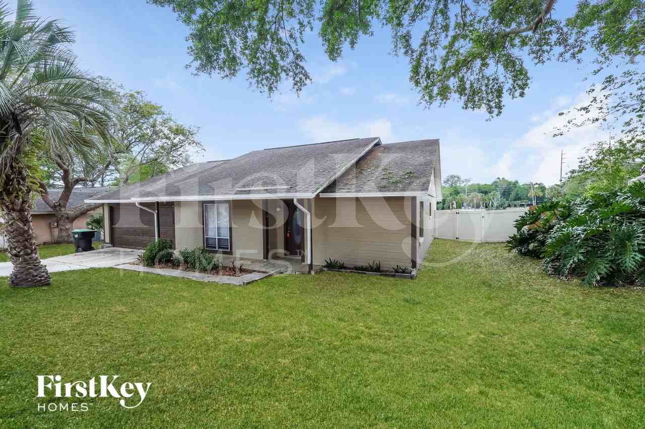 7652 Clubhouse Estates Dr - Photo 2 of 15