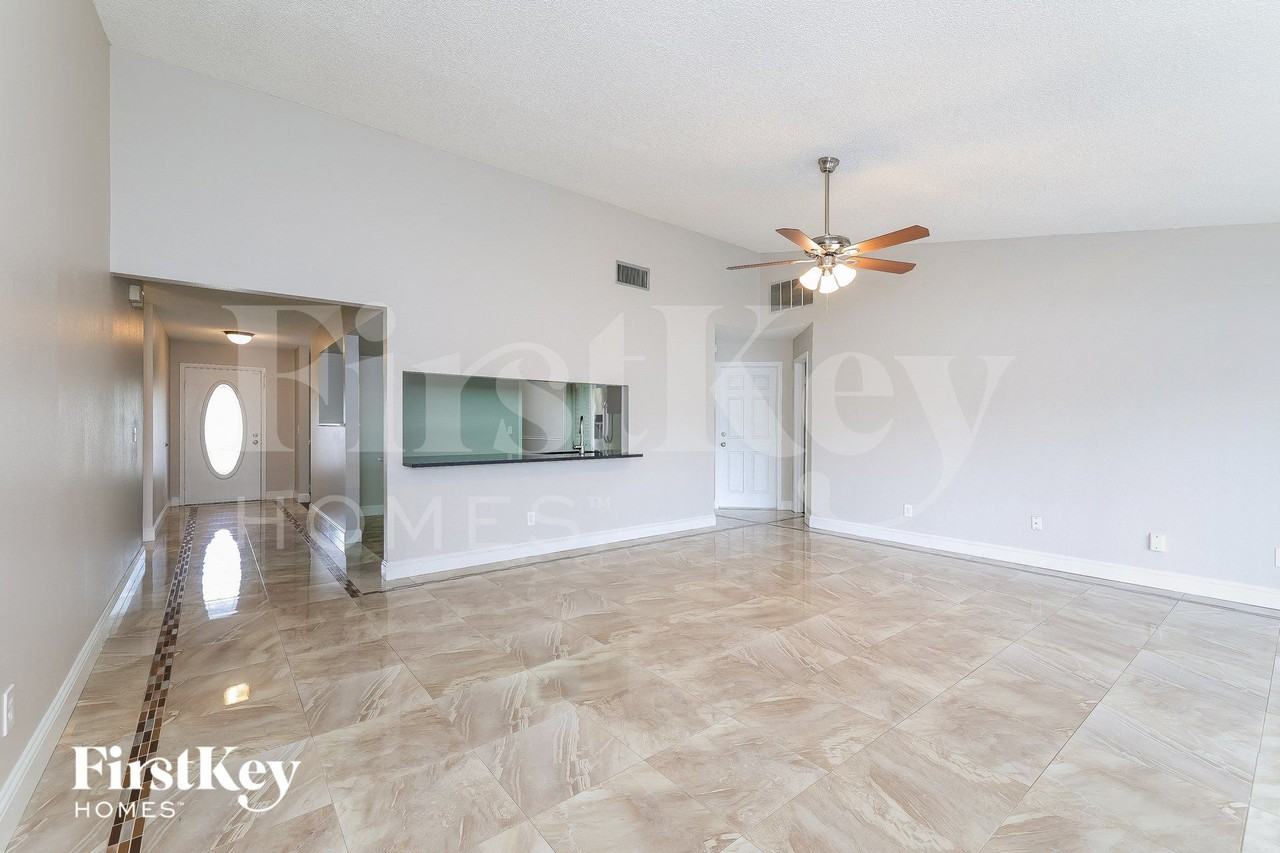 7652 Clubhouse Estates Dr - Photo 3 of 15