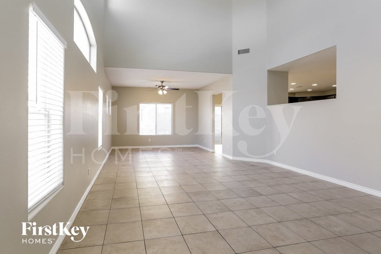 324 Sierra Breeze Ave - Photo 3 of 15