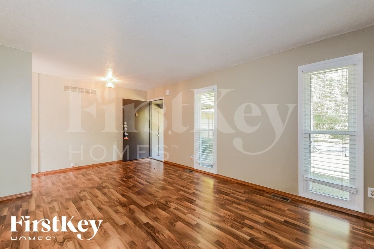 12082 Foxpoint Dr - Photo 4 of 15