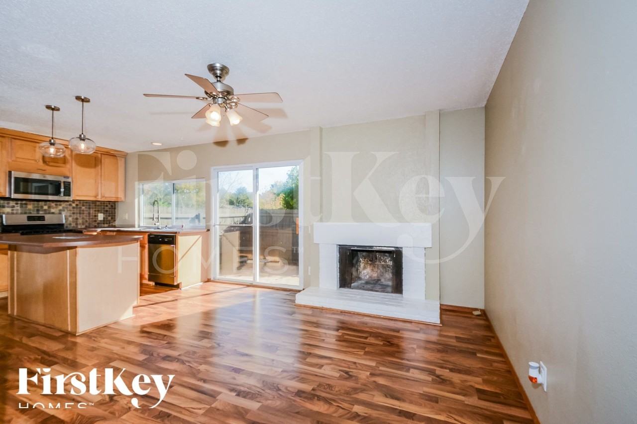 12082 Foxpoint Dr - Photo 5 of 15