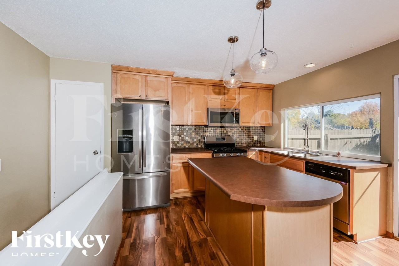 12082 Foxpoint Dr - Photo 6 of 15